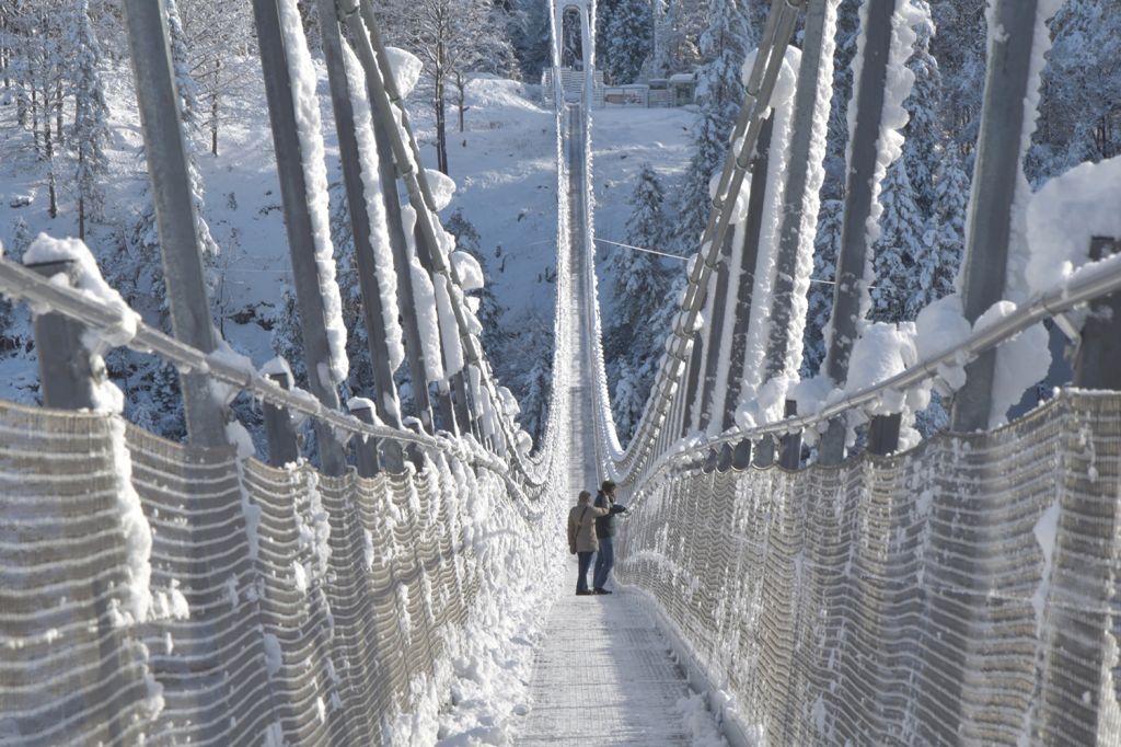 Winter-Impressionen - Die Brücke schwankt und schaukelt. Für Menschen mit Höhenangst und/oder Schwindel ist das nichts! - © highline179